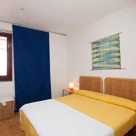 Apt Petxina Yellow * Lloret de Mar
